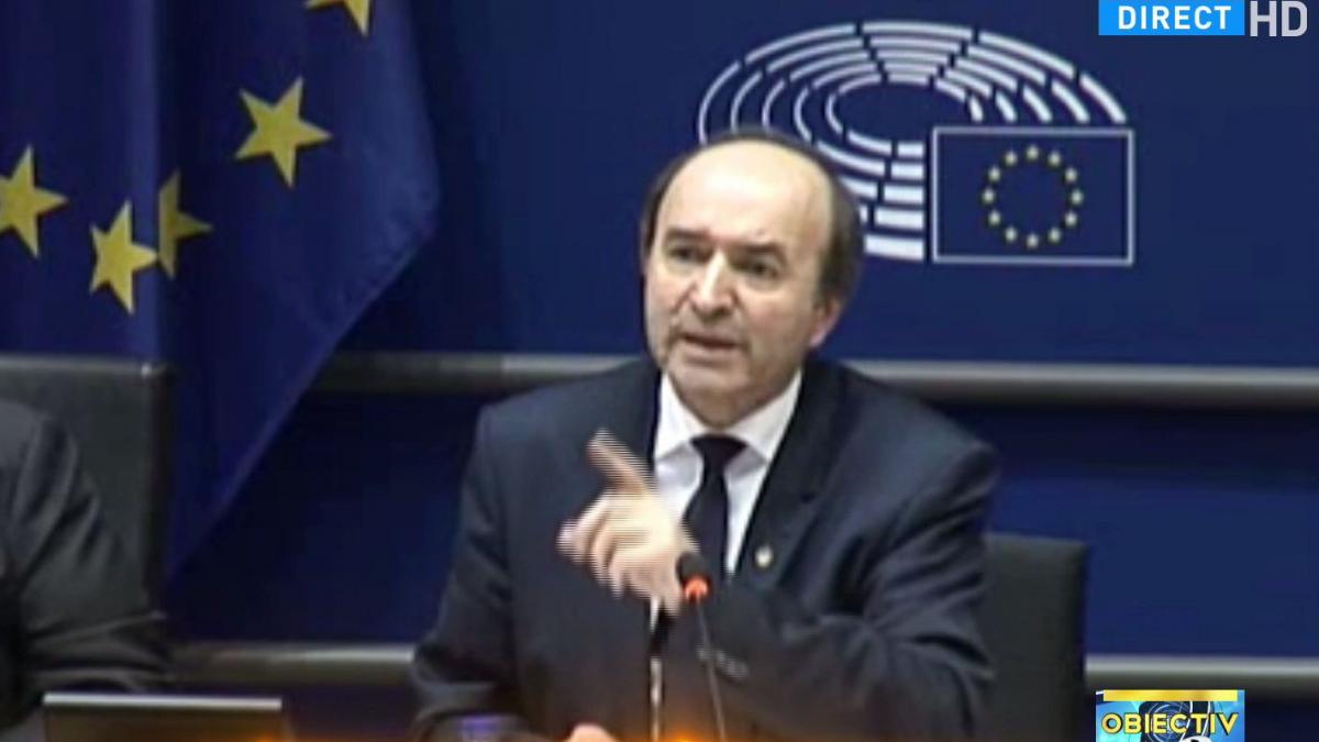 pancarte cu mesajul rezist confiscate in plenul parlamentului european la dezbaterea pe tema