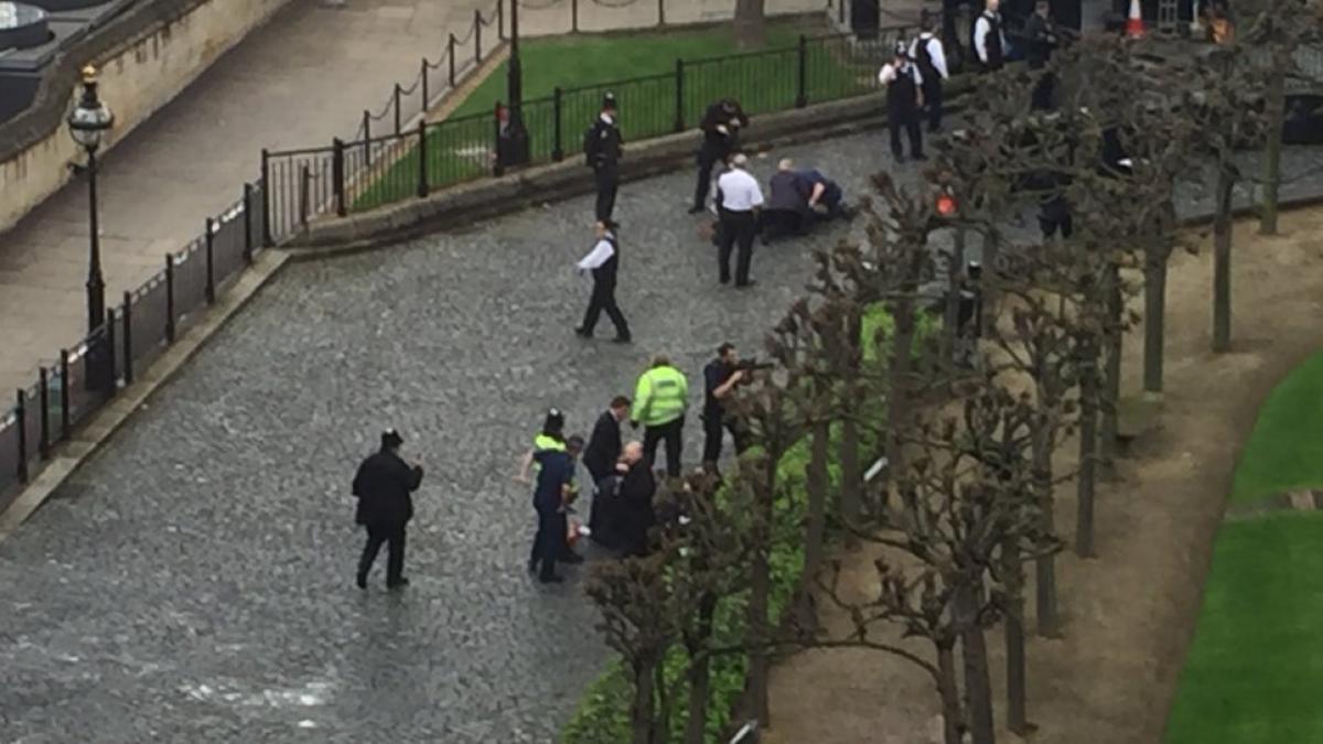 schimb de focuri langa parlamentul marii britanii theresa may a fost evacuata din cladire