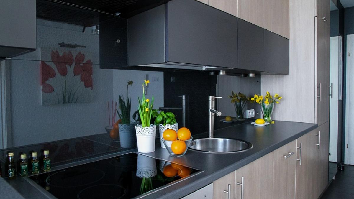 banuia ca sotia sa il insala asa ca a montat camere in toata casa ce a descoperit este insa mult mai