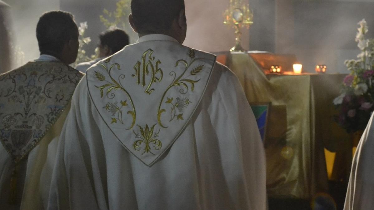 pretindea ca este preot si tinea slujbe in schimbul unor sume de bani