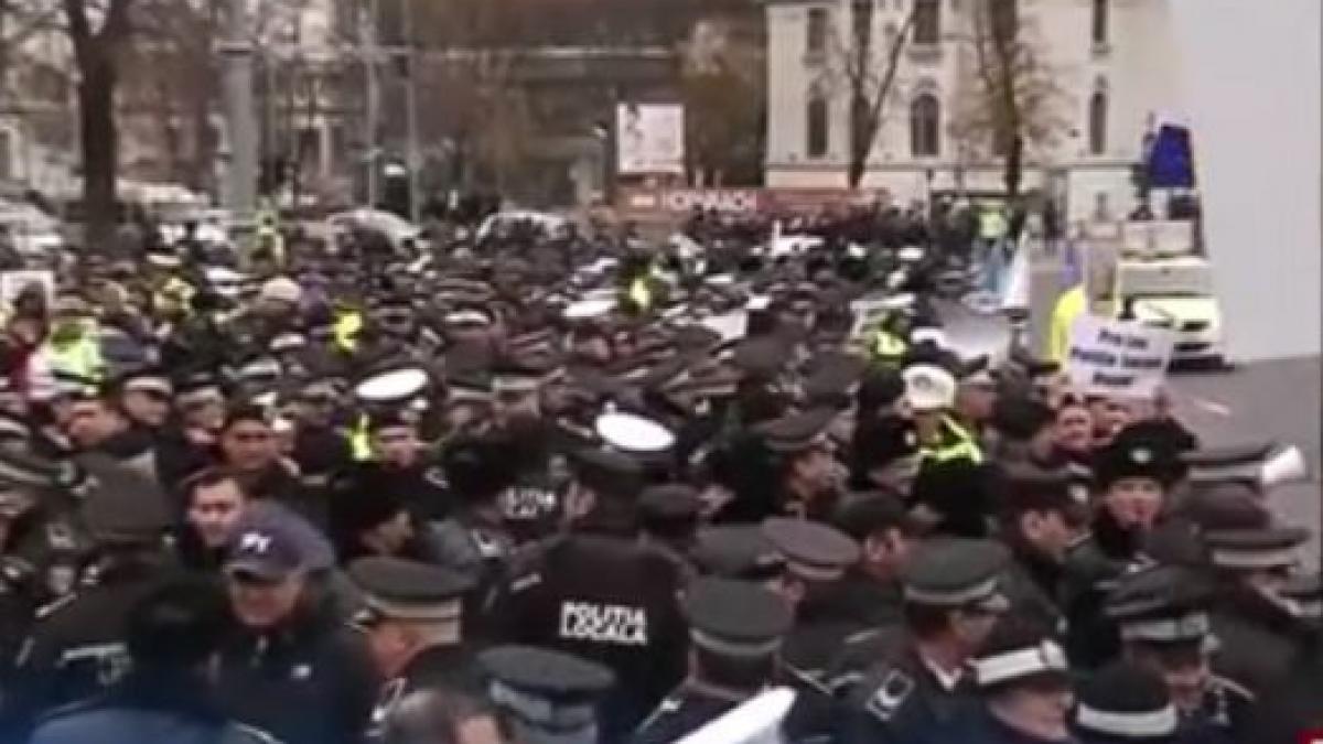 proteste de amploare ale politistilor oamenii legii se aduna joi in fata ministerului de interne