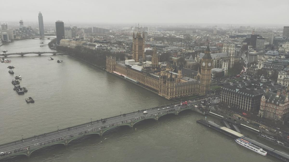 un barbat s a oprit in mijlocul victimelor atacului terorist din londra si si a facut selfie