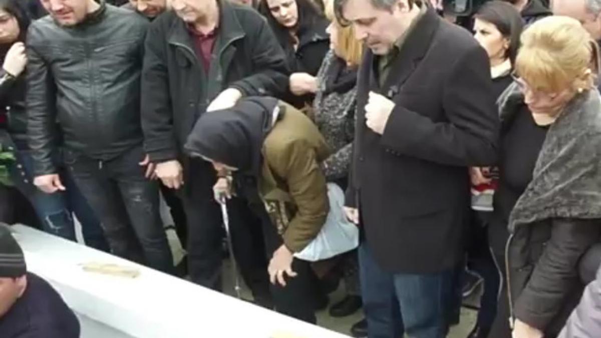 gestul emotionant facut de baietii ilenei ciuculete dupa inmormantarea ei