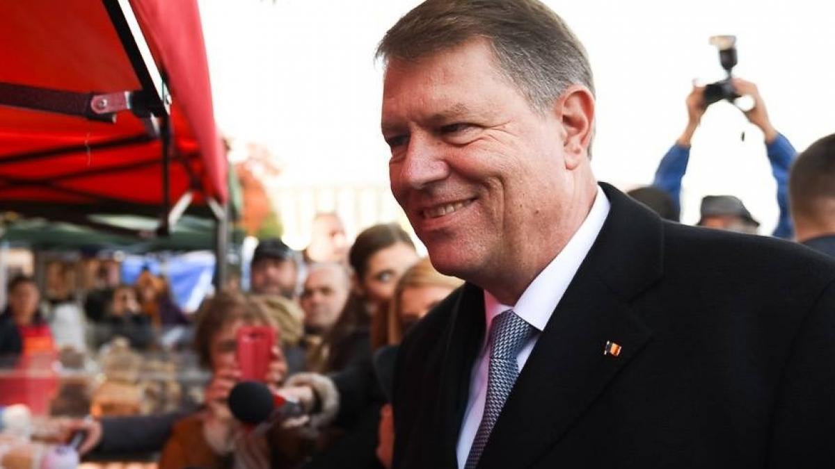 klaus iohannis si a facut selfie cu un ziarist la roma rezistam