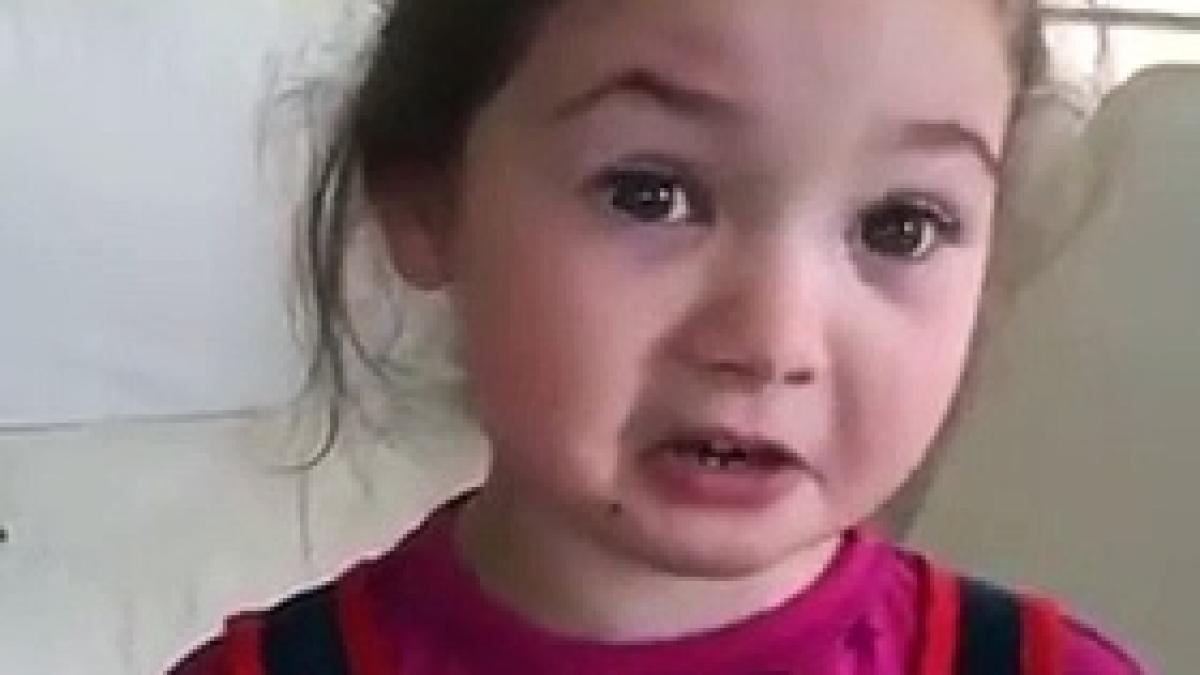 o fetita a reusit sa cucereasca internetul cu convingerea sa este de a dreptul adorabila video