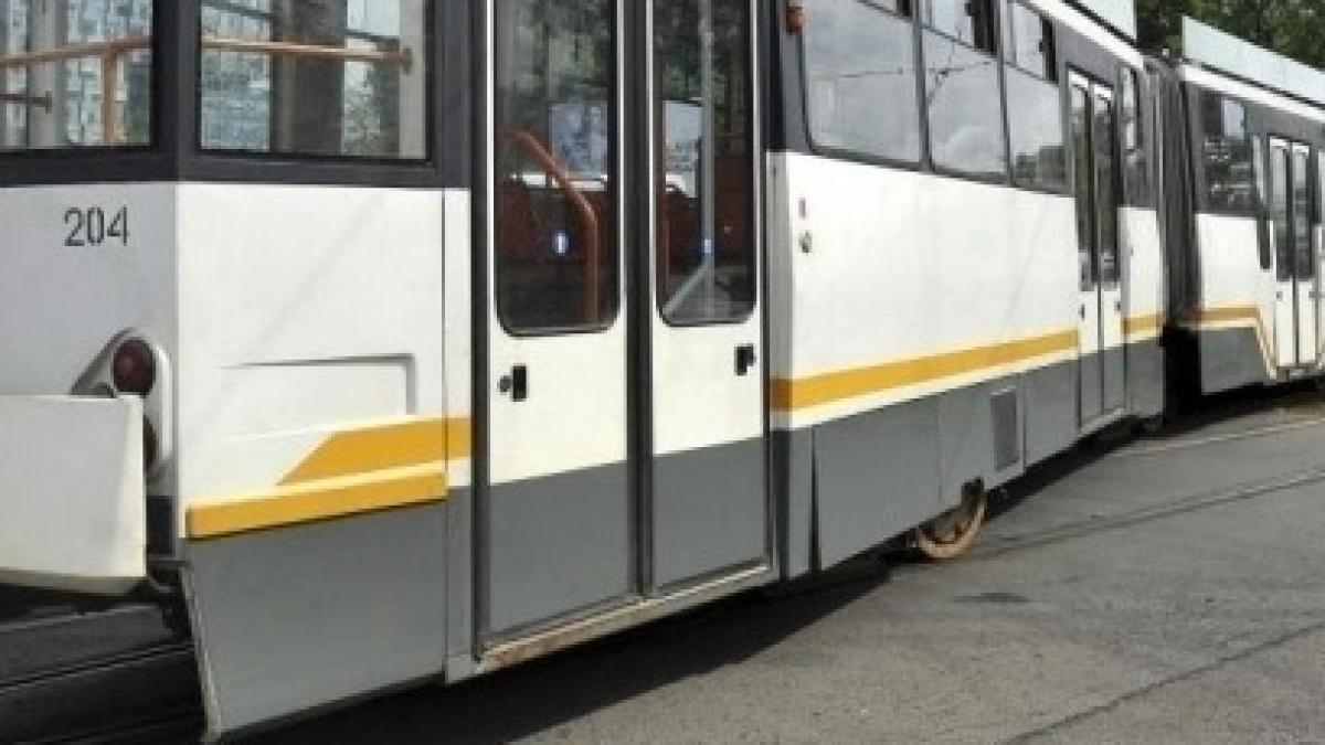 un tramvai a fost impins de calatori in bucuresti