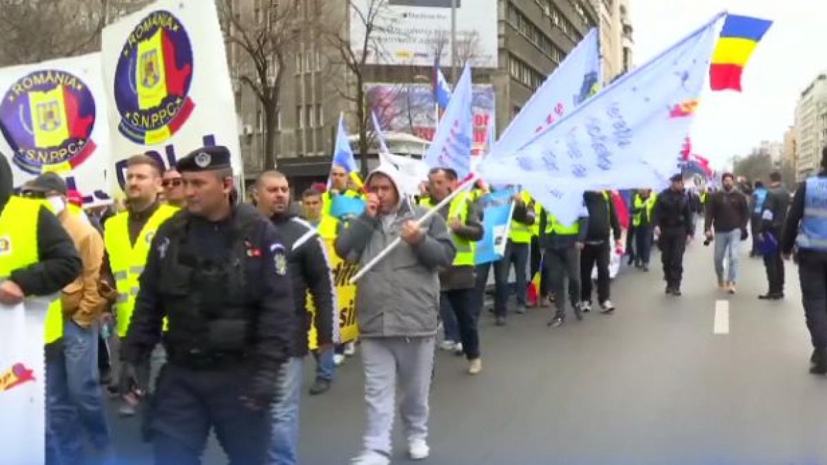 miting de protest al politistilor la ministerul afacerilor interne pentru majorarea salariilor