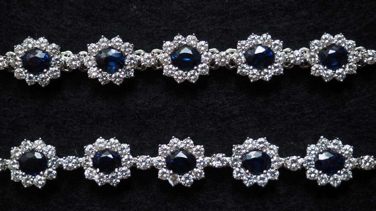 casa de bijuterii cartier jefuita trei indivizi inarmati au dat lovitura intr un cartier de lux din