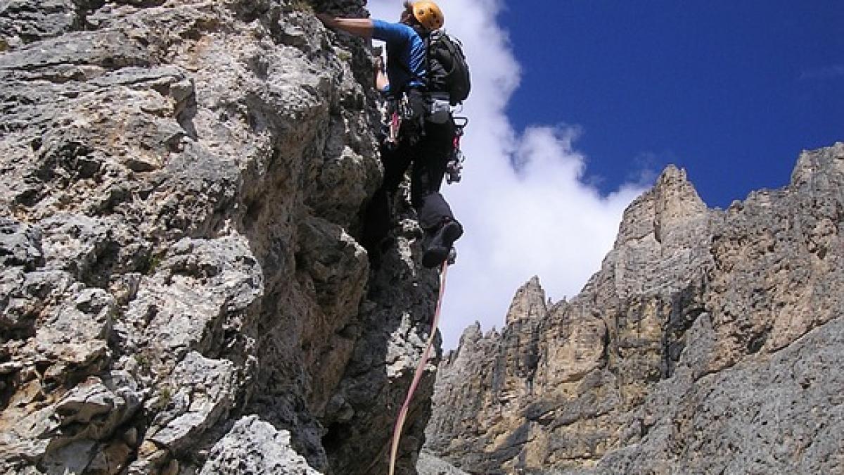 cine este alpinistul mort la cheile valisoarei din alba barbatul a cazut de pe stanci de la 40 de