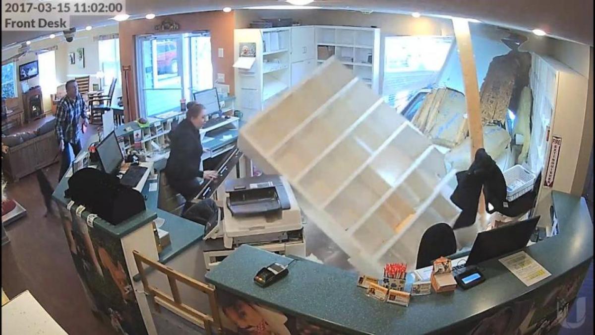 erau la birou cand mobila inceput sa cada peste ei imagini terifiante