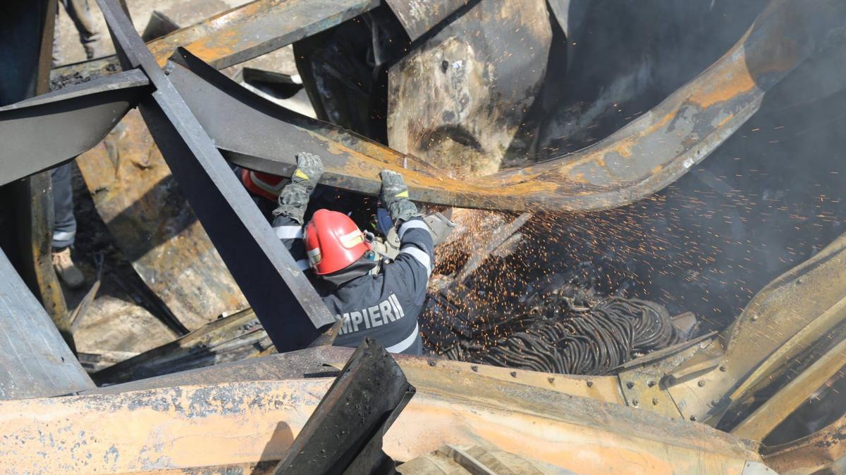 incendiu la hala unui depozit de paleti din judetul cluj pompierii intervin cu cinci autospeciale