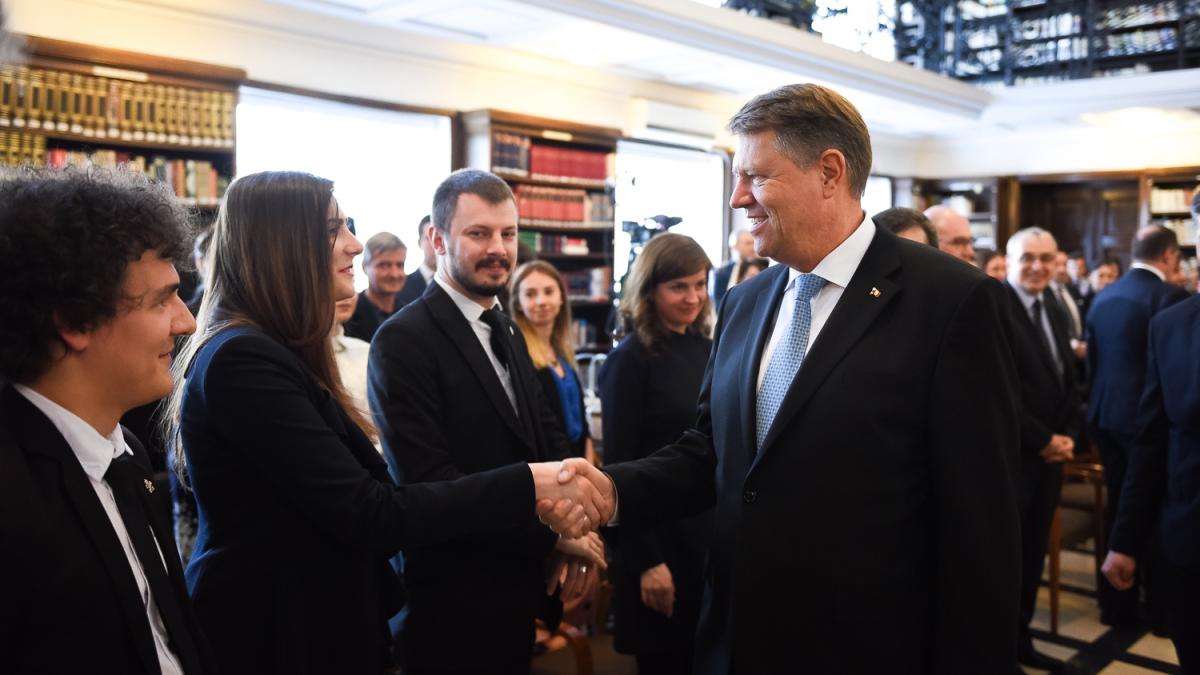 klaus iohannis s a intalnit cu studenti si profesori romani din italia