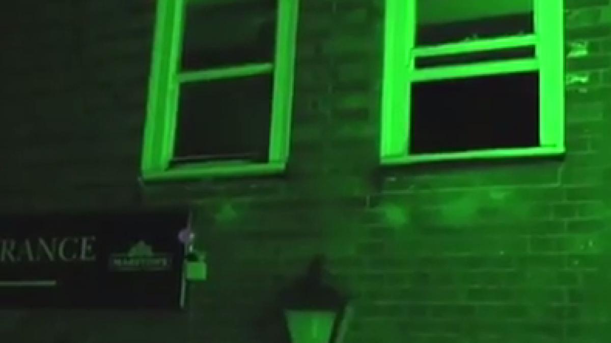 fotografia un han cand a observat ceva ciudat la un geam nu i a venit sa creada ochilor de ce a