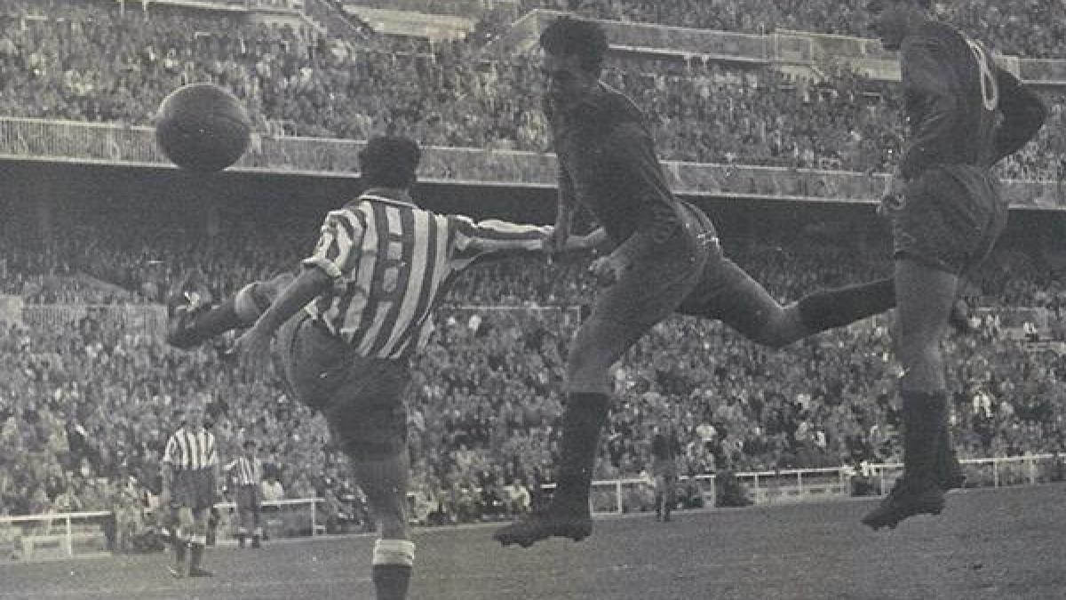 povestea primului fotbalist roman care a jucat la fc barcelona in anii 50