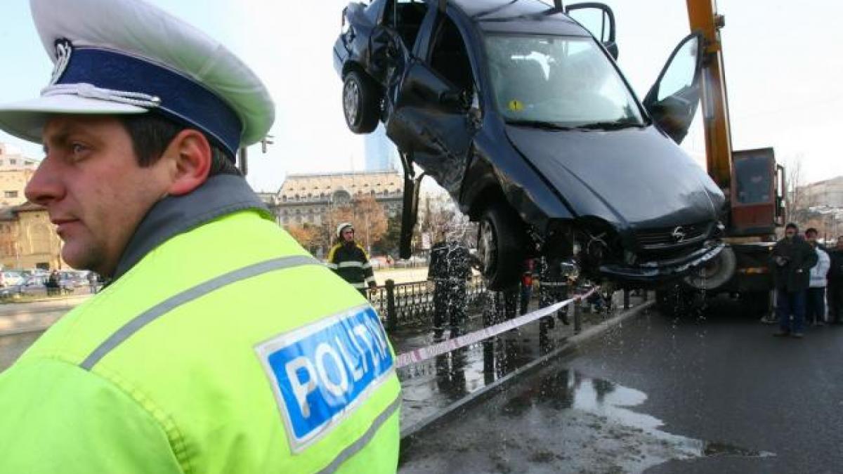 sase persoane ranite dupa ce au plonjat cu masina in raul dambovita trei dintre victime in