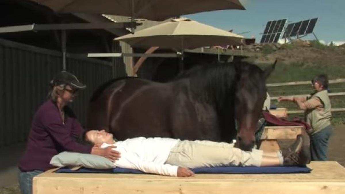 se simtea obosita in fiecare zi si nu stia ce se intampla cineva i a spus sa se intinda pe masa si