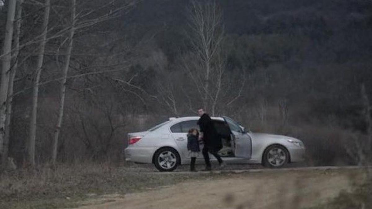 imaginile cu un tata care isi abandoneaza fiica pe un camp au facut inconjurul lumii iti vor da