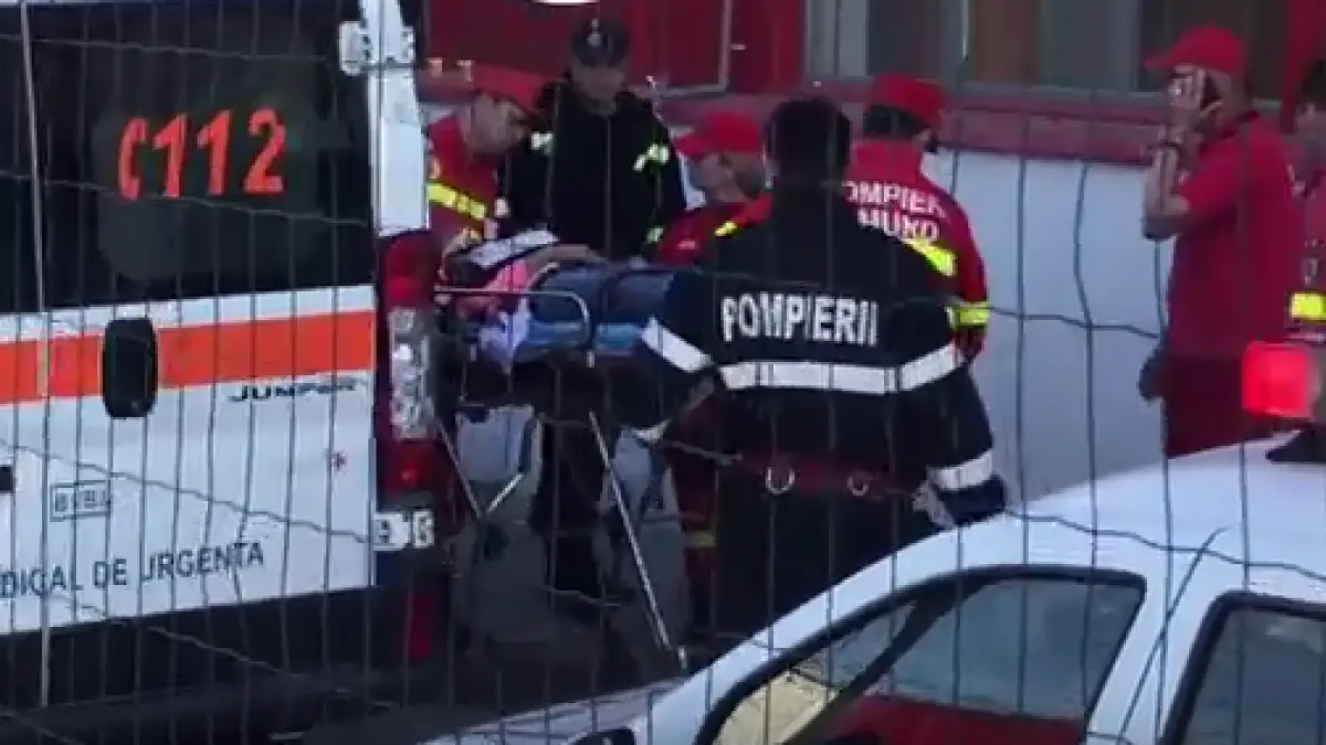 accident grav in curtea unei societati o masina a intrat in plin in mai multi oameni un mort si