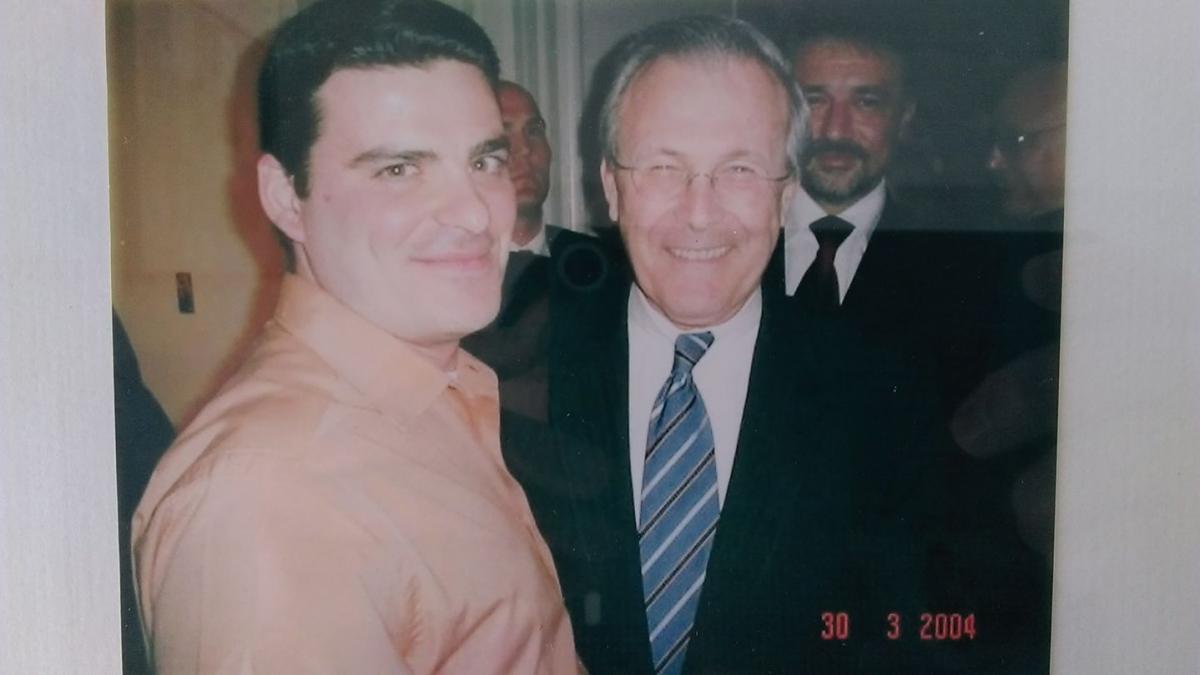 radu tudor fotografie inedita de ce apare alaturi de fostul sef al pentagonului donald rumsfeld foto