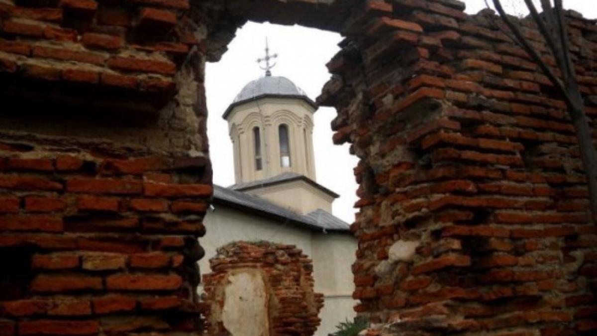 un barbat a murit dupa ce a cazut de pe turla unei biserici