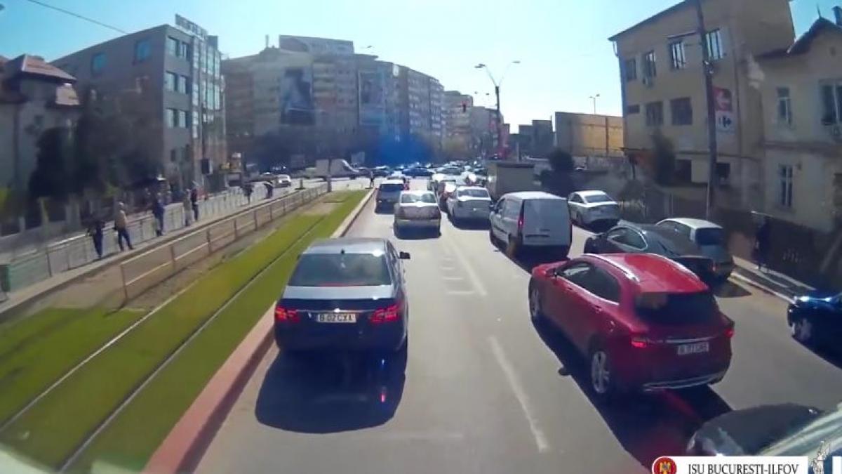 ce se intampla cu o autospeciala de pompieri pe strazile din bucuresti imagini in premiera