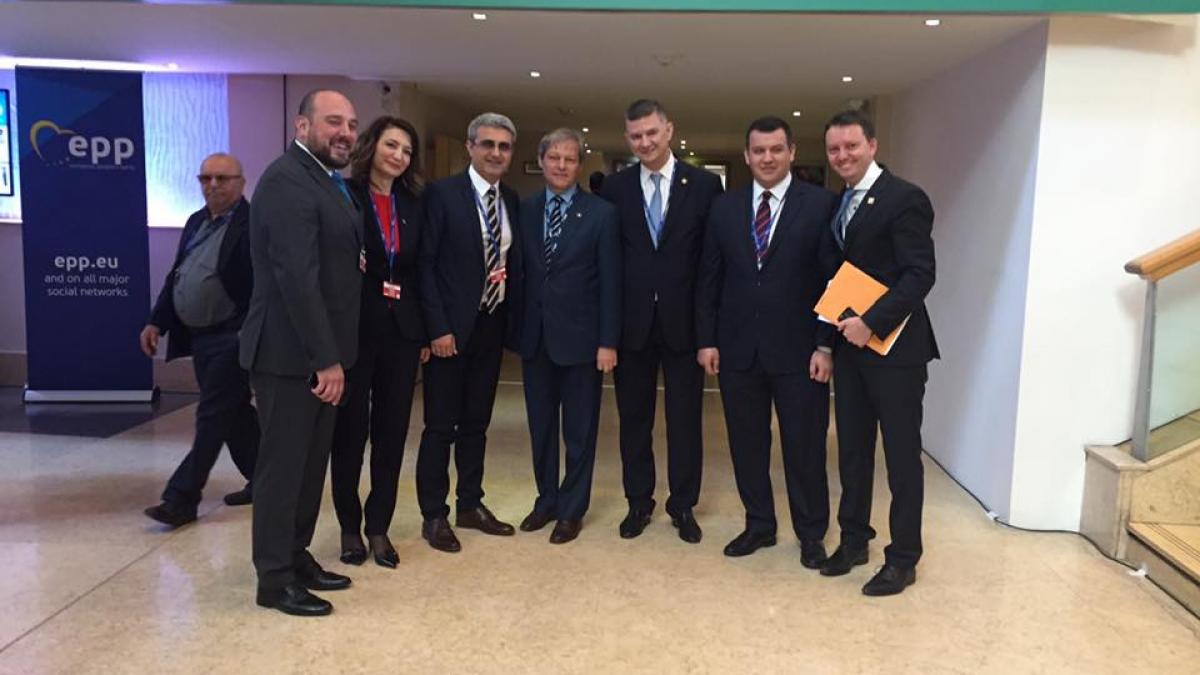 dacian ciolos fotografiat alaturi de mai multi parlamentari pmp ce spune despre o posibila
