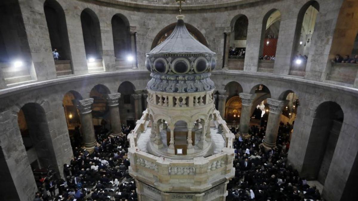 fenomene neobisnuite la sfantul mormant al lui iisus hristos de la ierusalim