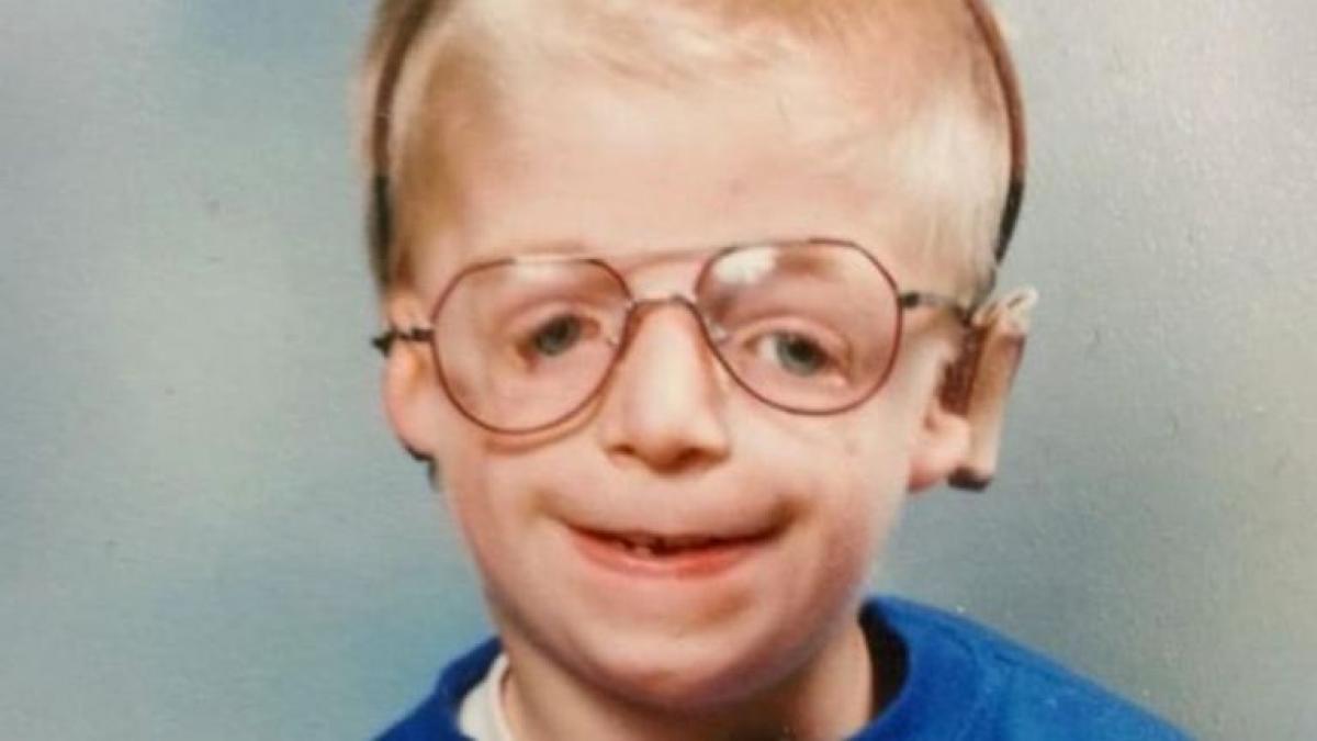 mama lui s a speriat de felul in care arata si l a parasit uite cum arata azi v ideo