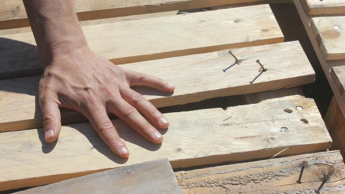 sfarma piatra exista un buzoian bate cuie cu pumnul si sparge pietre cu palma video