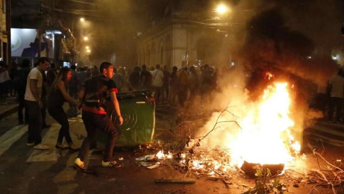 cladirea congresului din paraguay incendiata de manifestanti presedintele tarii indeamna populatia