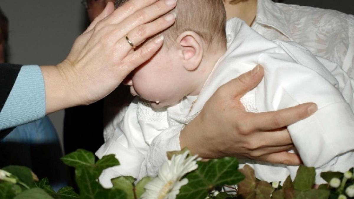 de ce isi boteaza unii romanii de doua ori copiii motivul este inspaimantator