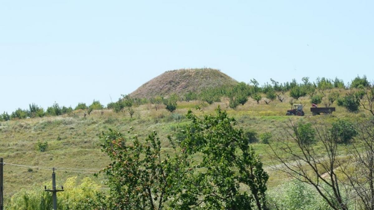 mormant antic misterios descoperit langa tulcea ce s ar putea afla sub aceasta colina