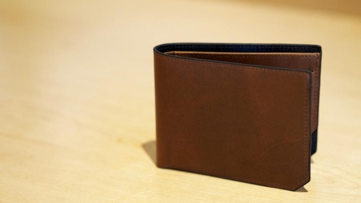 a gasit un portofel la intrare dupa ce a sunat cineva la usa urmarea este incredibila