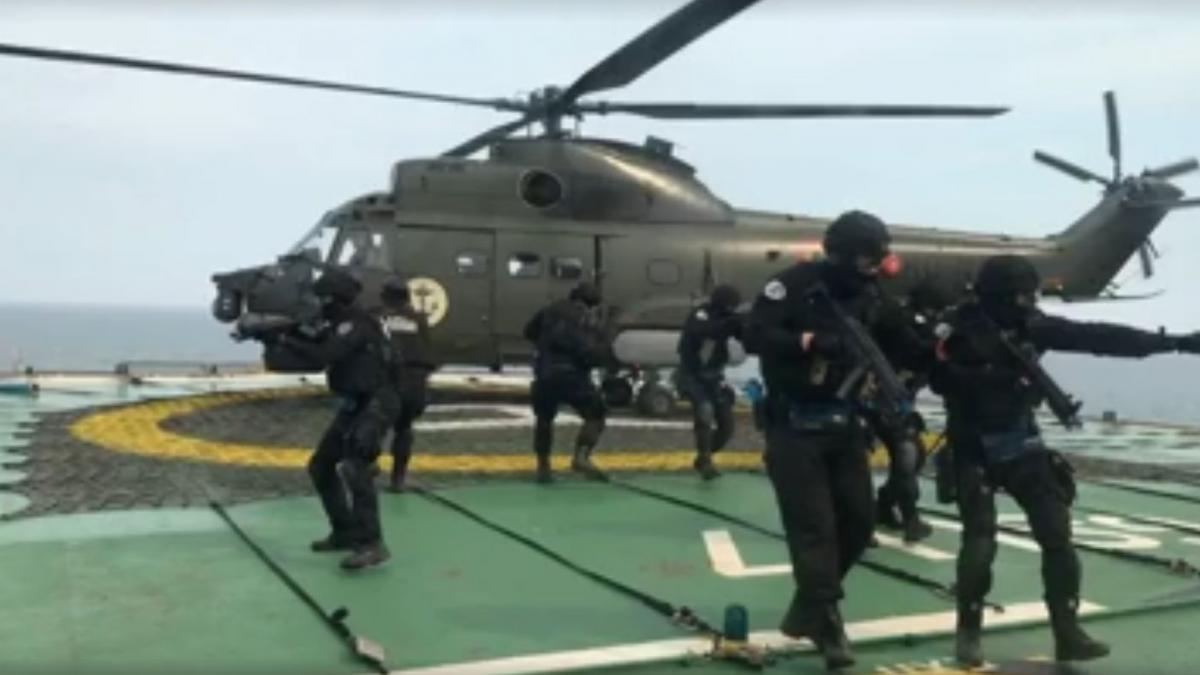 exercitiu antitero in marea neagra platforma petroliera romaneasca luata cu asalt de teroristi