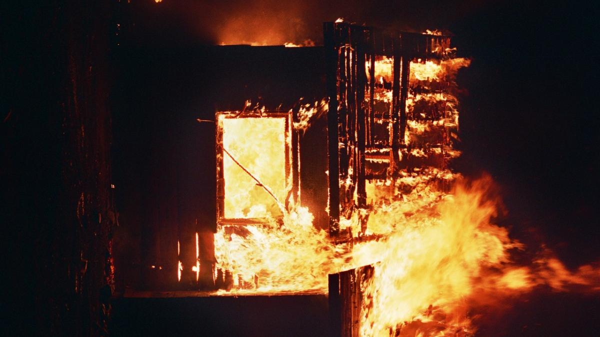 incendiul de la depozitul de legume a fost stins dupa sapte ore barbatul gasit mort era angajat al