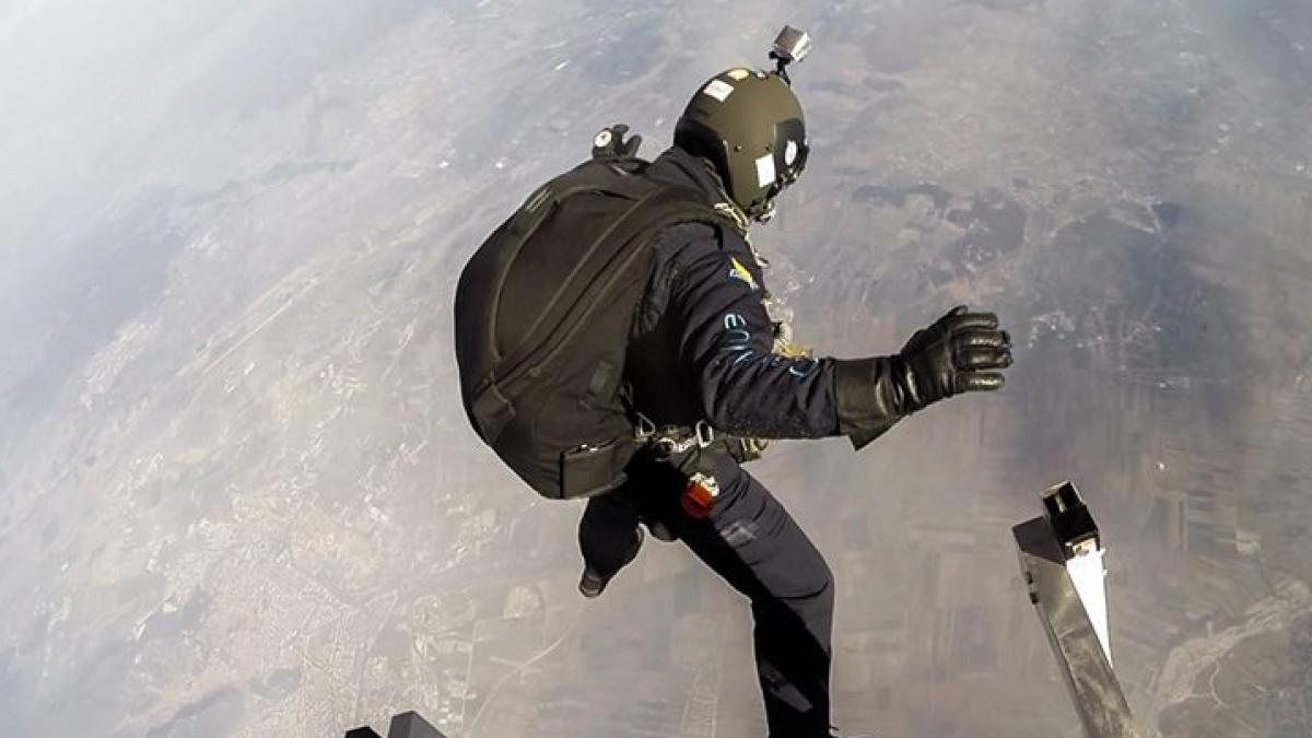 record de parasutism doborat de un roman