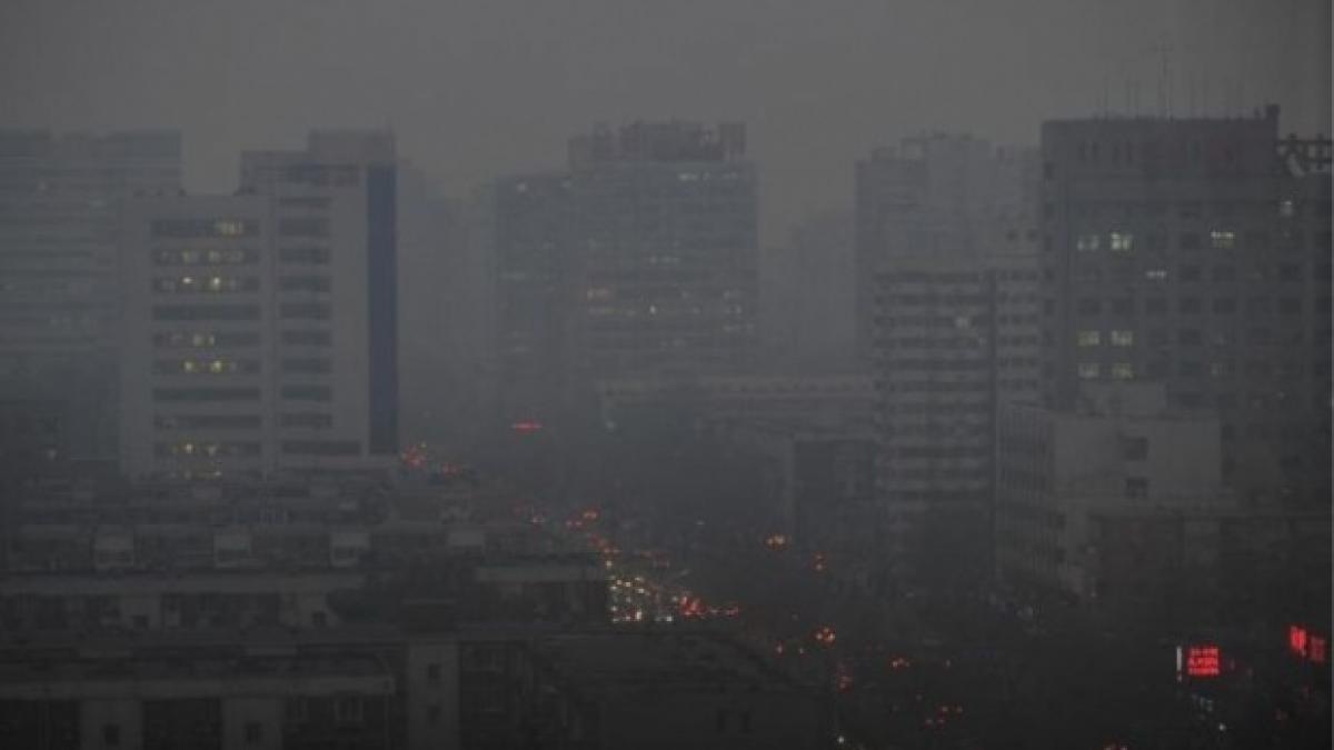 cod portocaliu de poluare a aerului in beijing din cauza smogului