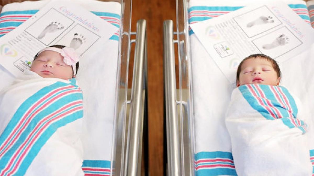 fotograful maternitatii era sa scape camera din mana cand a vazut cum se numesc doi bebelusi