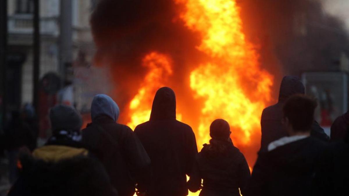 mii de persoane au protestat la paris ciocniri violente cu fortele de ordine