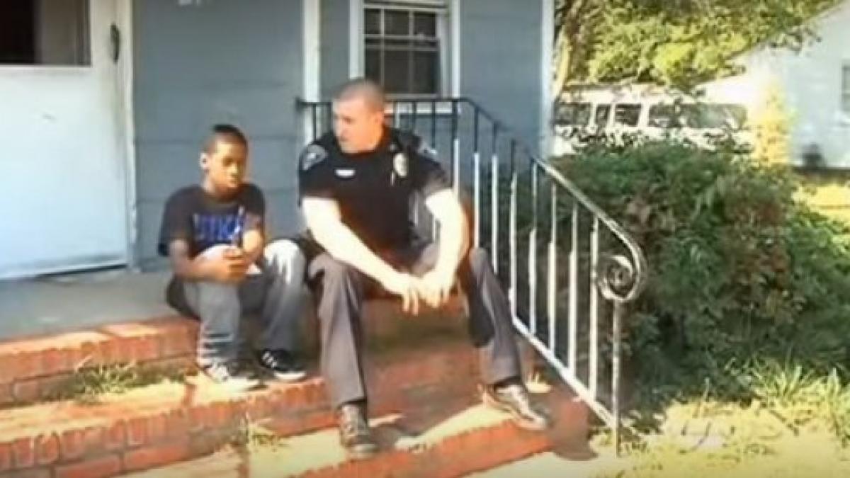 s a plans unui politist ca vrea sa plece de acasa omul legii l a condus acasa si a inteles motivul