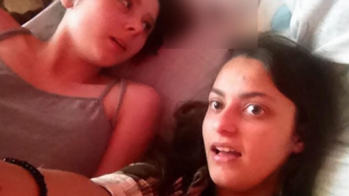 si au facut un selfie in pat in timpul unei petreceri in pijamale s au speriat de moarte cand au