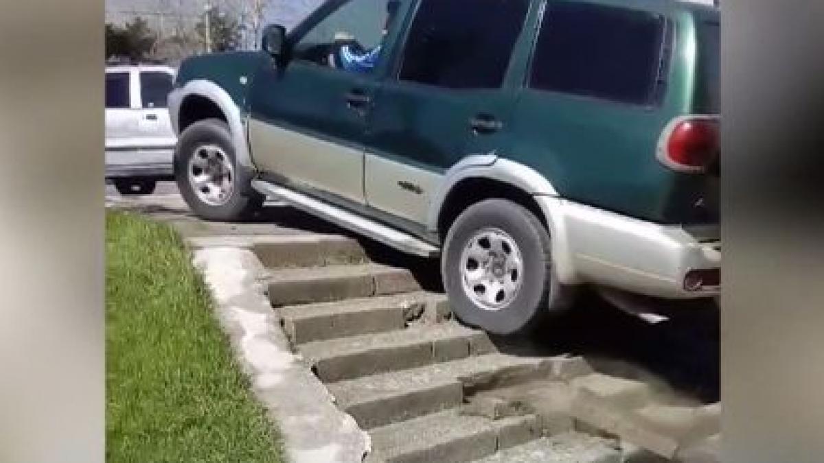 un sofer a distrus treptele din jurul unui bloc dupa ce le a escaladat cu masina de teren