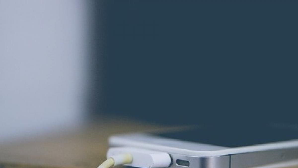 greseli pe care le faci cand iti incarci telefonul se va strica foarte repede