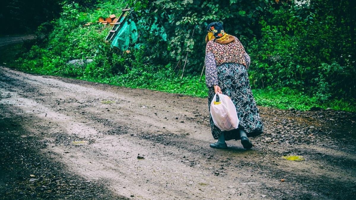 satul uitat de lume in care cinci batrani isi plang biserica mistuita