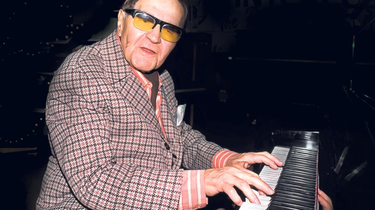 casa lui gica petrescu invadata de gandaci si soareci vecinii sunt alarmati locuinta este un