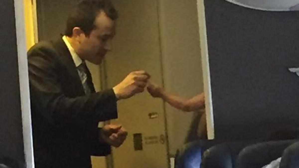 copilul ei a inceput sa planga fara incetare in avion la un moment dat un insotitor a venit la ea