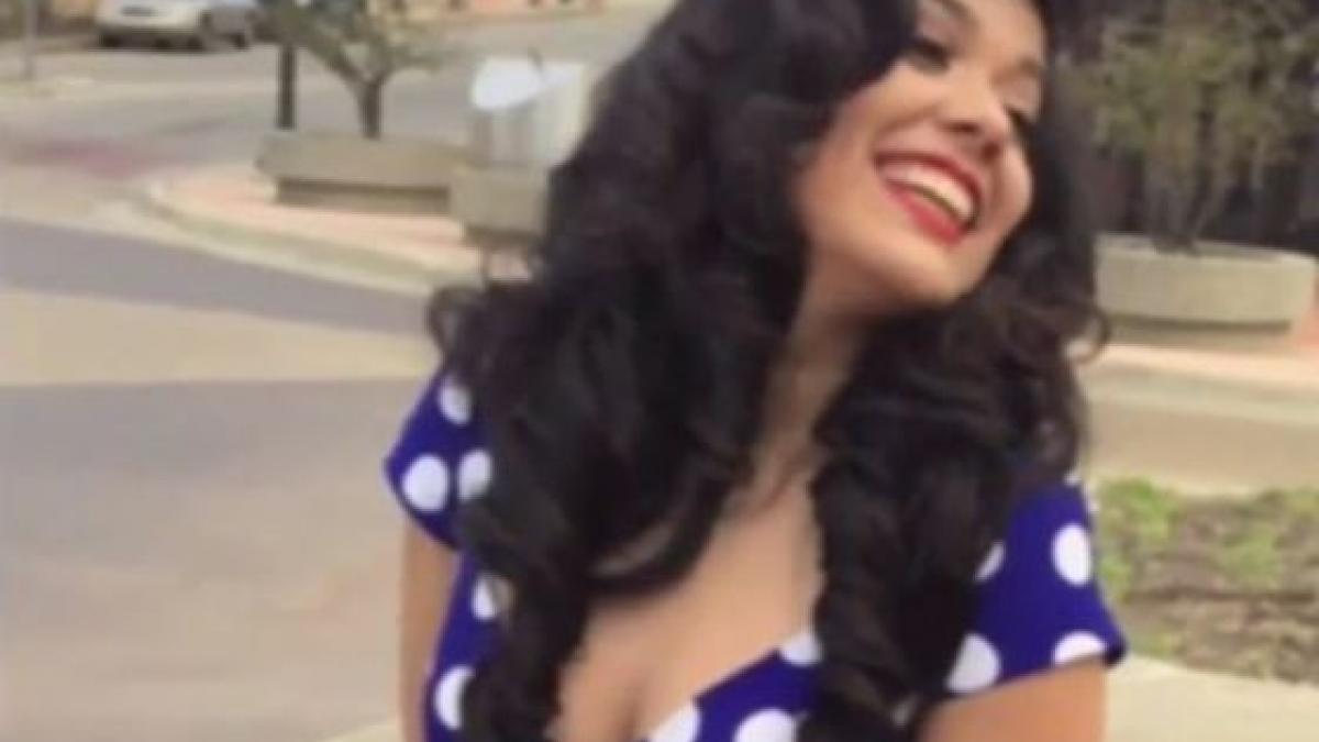 de abia astepta sa mearga la bal in rochia asta insa profesorii au dat o afara imediat cum au vazut