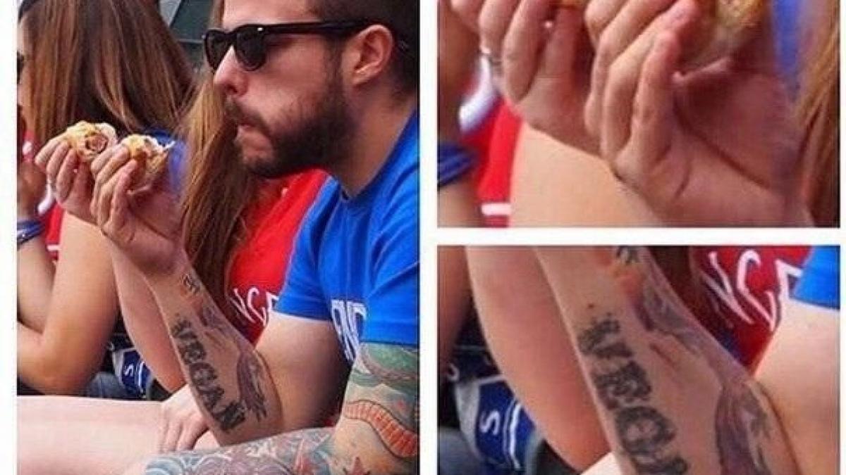 manca un hot dog cu mare pofta si cineva l a surprins intr o poza instant ce avea tatuat pe brat