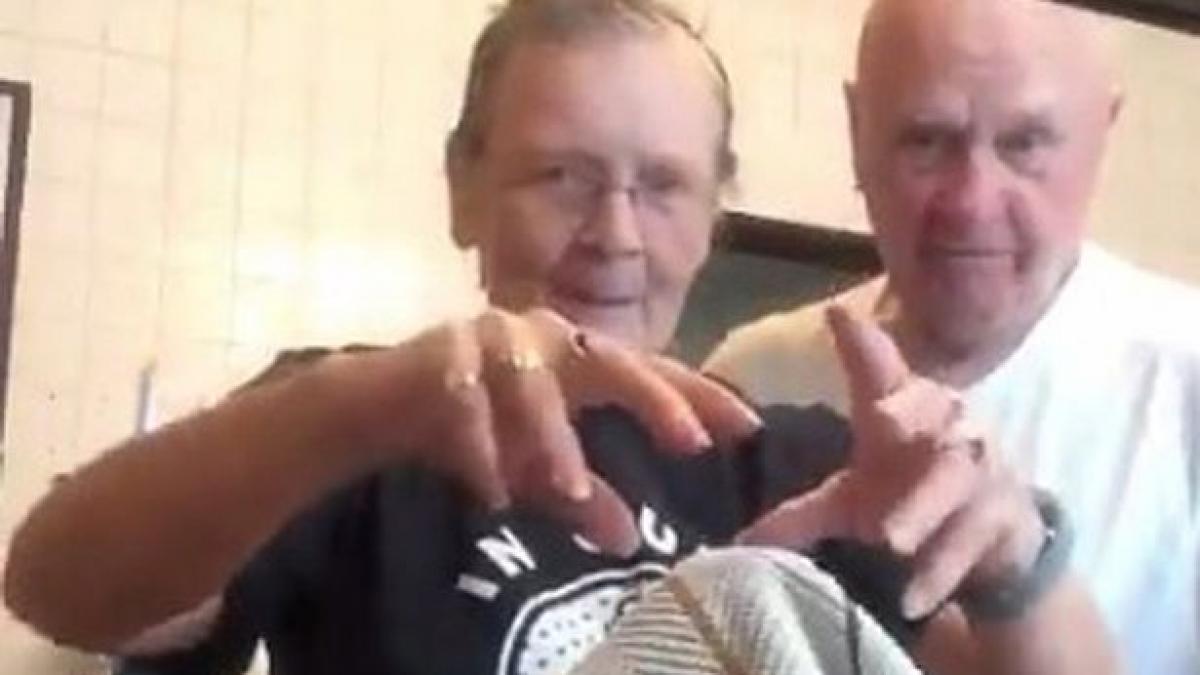 o bunicuta si a pacalit sotul ca stie sa faca un truc magic ce a urmat a devenit viral reactia