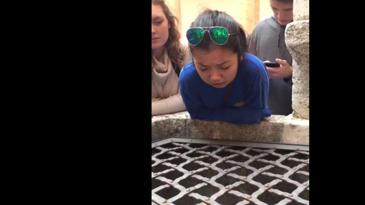 o fata de 17 ani a devenit virala pe internet dupa ce a cantat hallelujah deasupra unei fantane cum